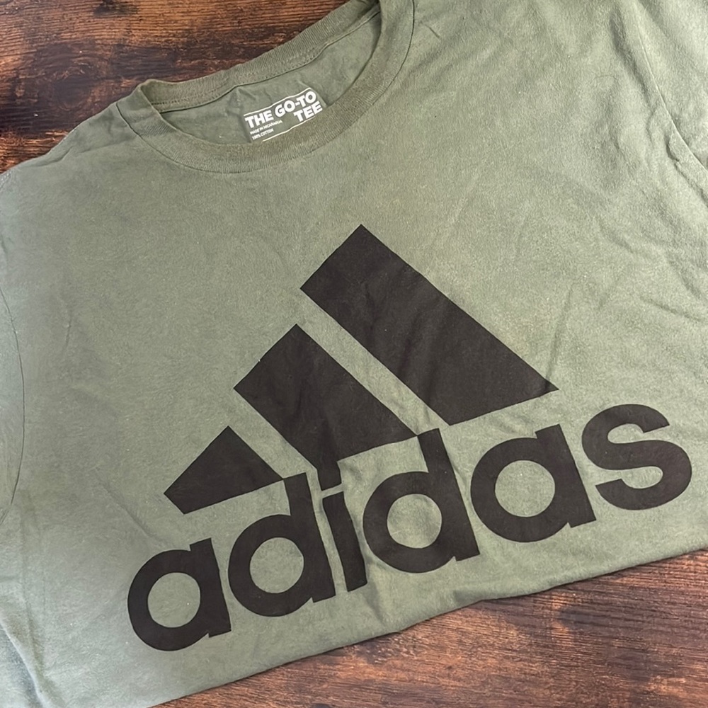 Army green adidas short sleeve logo t shirt M